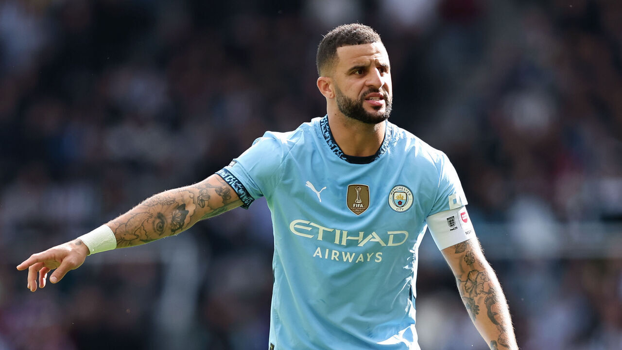 NEWCASTLE UPON TYNE, ENGLAND - SEPTEMBER 28: Kyle Walker of Manchester City reacts whilst wearing the captains armband during the Premier League match between Newcastle United FC and Manchester City FC at St James' Park on September 28, 2024 in Newcastle upon Tyne, England.