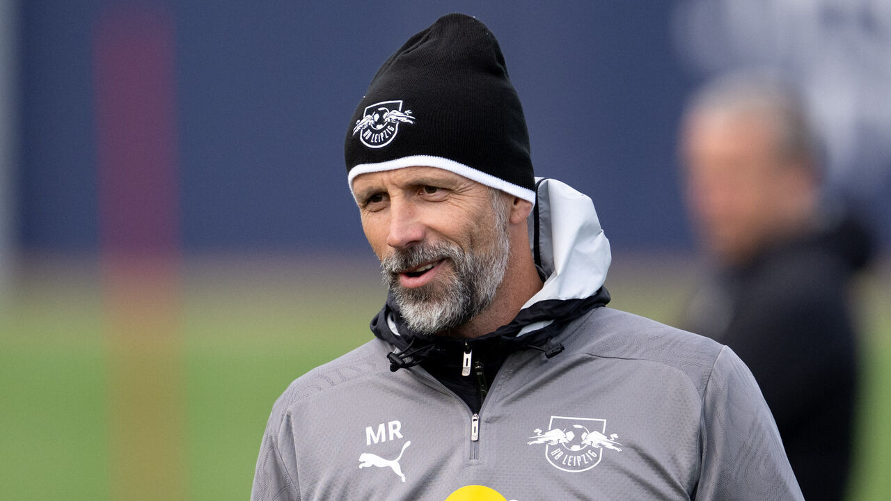 22 October 2024, Saxony, Leipzig: Soccer: Champions League, before the match between RB Leipzig and Liverpool FC, final training session. Leipzig coach Marco Rose observes the training session. Photo: Hendrik Schmidt/dpa
