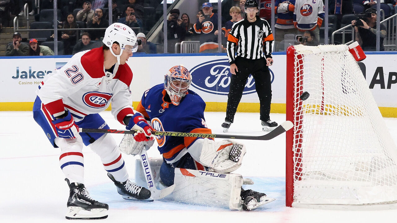 ELMONT, NEW YORK - OCTOBER 19: Juraj Slafkovsky #20 of the Montreal Canadiens misses a shoot-out attempt against Semyon Varlamov #40 of the New York Islanders at UBS Arena on October 19, 2024 in Elmont, New York.