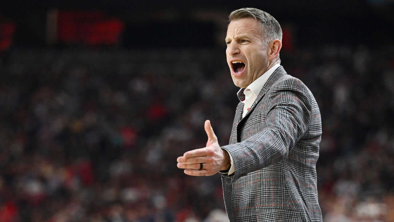 GLENDALE, ARIZONA - APRIL 06: Head coach Nate Oats of the Alabama Crimson Tide reacts during the first half in the NCAA Men’s Basketball Tournament Final Four semifinal game against the Connecticut Huskies at State Farm Stadium on April 06, 2024 in Glendale, Arizona.