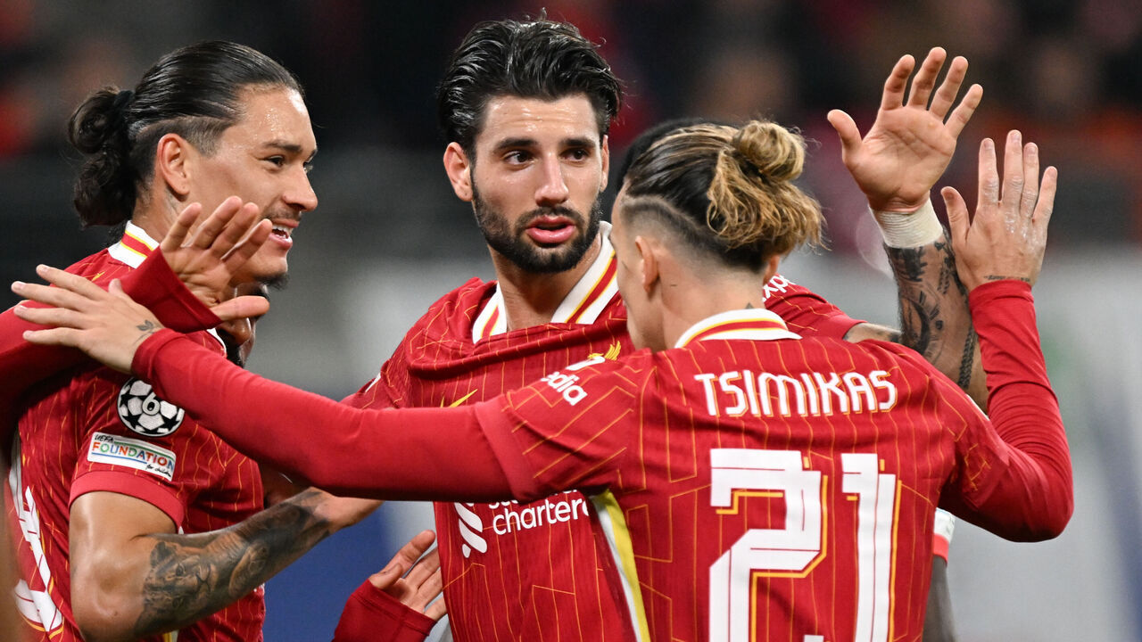 23 October 2024, Saxony, Leipzig: Soccer: Champions League, RB Leipzig - Liverpool FC, preliminary round, matchday 3, Red Bull Arena. Liverpool's goalscorer Darwin Nú-ez (from left) is happy with Dominik Szoboszlai and Konstantinos Tsimikas after his 0:1. Photo: Hendrik Schmidt/dpa