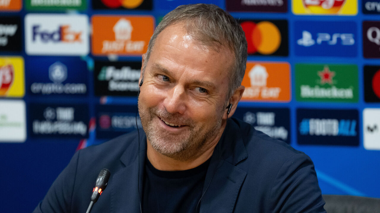 24 October 2024, Spain, Barcelona: Soccer: Champions League, FC Barcelona - Bayern Munich, preliminary round, match day 3 at Estadi Olimpic Lluis Companys. Barcelona coach Hansi Flick takes part in a press conference after the match. Photo: Sven Hoppe/dpa