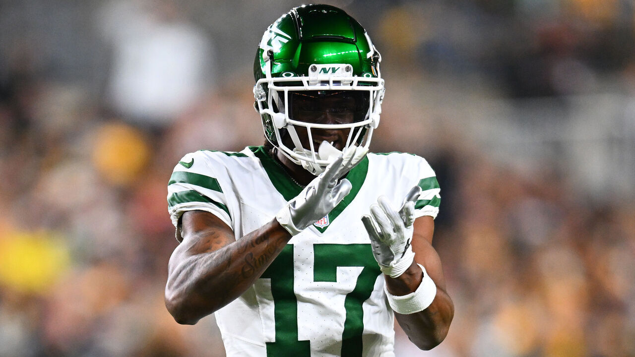 PITTSBURGH, PENNSYLVANIA - OCTOBER 20: Davante Adams #17 of the New York Jets reacts during the first quarter against the Pittsburgh Steelers at Acrisure Stadium on October 20, 2024 in Pittsburgh, Pennsylvania.