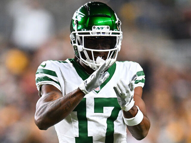 PITTSBURGH, PENNSYLVANIA - OCTOBER 20: Davante Adams #17 of the New York Jets reacts during the first quarter against the Pittsburgh Steelers at Acrisure Stadium on October 20, 2024 in Pittsburgh, Pennsylvania.