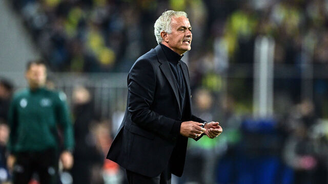 ISTANBUL, TURKIYE - OCTOBER 24: Fenerbahce's head coach Jose Mourinho gestures as he gives tactics to his team's players during the UEFA Europa League week 3 football match between Fenerbahce and Manchester United at Ulker Stadium in Istanbul, Turkiye on October 24, 2024.