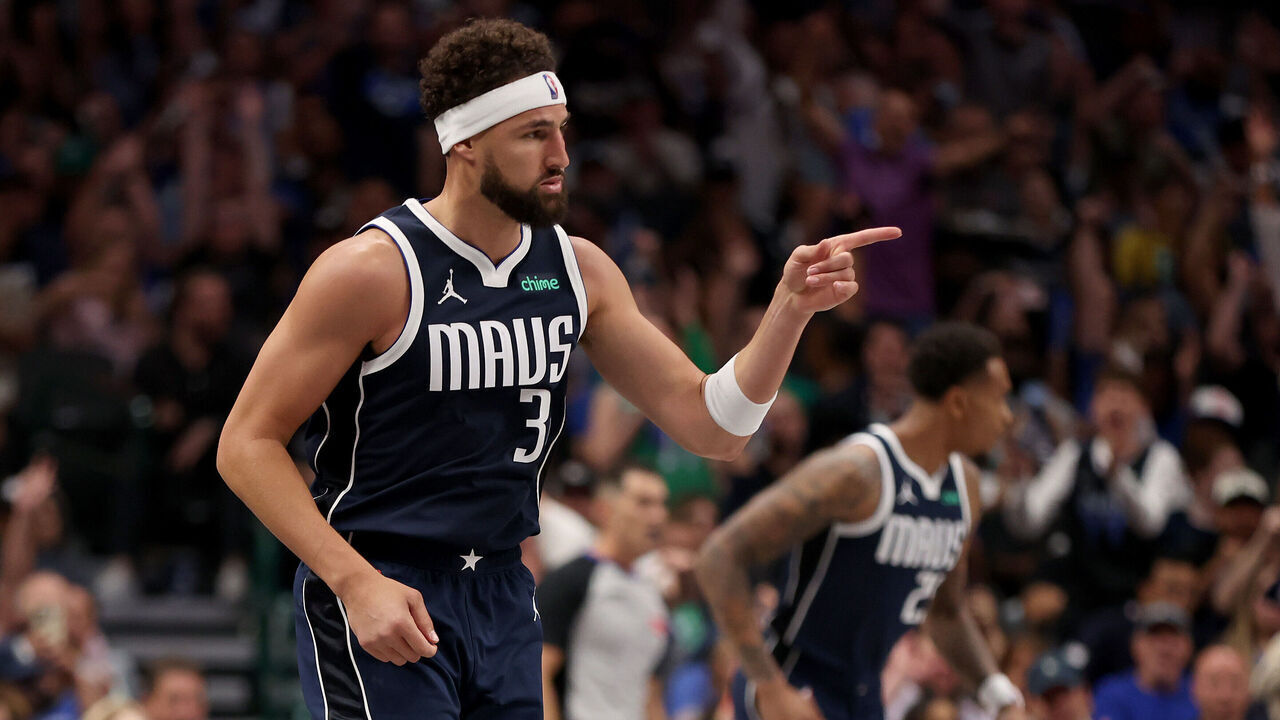 DALLAS, TEXAS - OCTOBER 24: Klay Thompson #31 of the Dallas Mavericks reacts after scoring against the San Antonio Spurs during the third quarter at American Airlines Center on October 24, 2024 in Dallas, Texas.