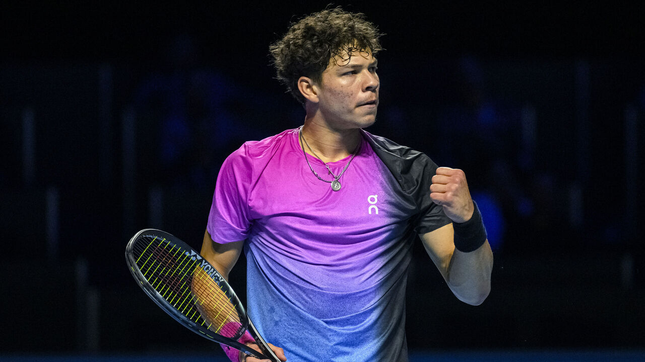 BASEL, SWITZERLAND - OCTOBER 24: Ben Shelton of the U.S. celebrates a set won against Stan Wawrinka of Switzerland during the Swiss Indoors Basel - Day 4 at St. Jakobshalle on October 24, 2024 in Basel, Switzerland.