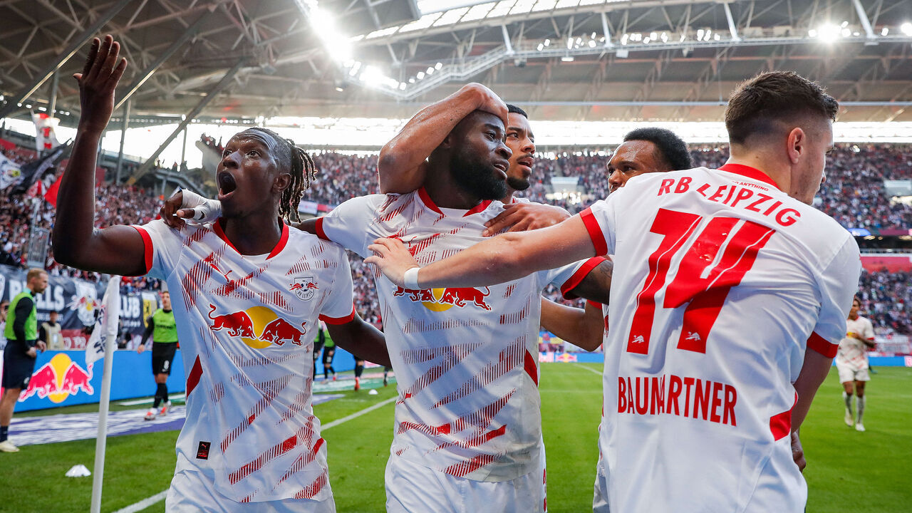 Leipzig's Dutch defender #03 Lutsharel Geertruida (C) celebrates with his team mates after scoring his team's second goal to lead 2:1 during the German first division Bundesliga football match between RB Leipzig and SC Freiburg in Leipzig, eastern Germany, on October 26, 2024.