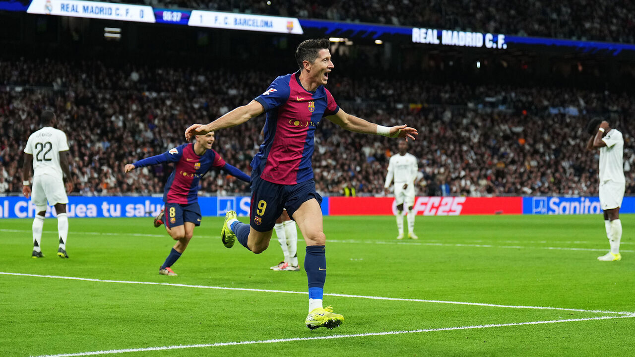 MADRID, SPAIN - OCTOBER 26: Robert Lewandowski of FC Barcelona celebrates scoring his team's second goal during the LaLiga match between Real Madrid CF and FC Barcelona at Estadio Santiago Bernabeu on October 26, 2024 in Madrid, Spain.