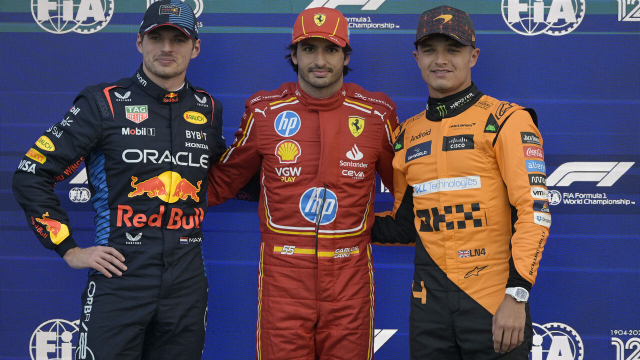 Pole position winner Ferrari's Spanish driver Carlos Sainz (C) poses for a picture next to Red Bull Racing's Dutch driver Max Verstappen (L) and McLaren's British driver Lando Norris after the qualifying session of the Formula One Mexico City Grand Prix at the Hermanos Rodriguez racetrack, in Mexico City on October 26, 2024.