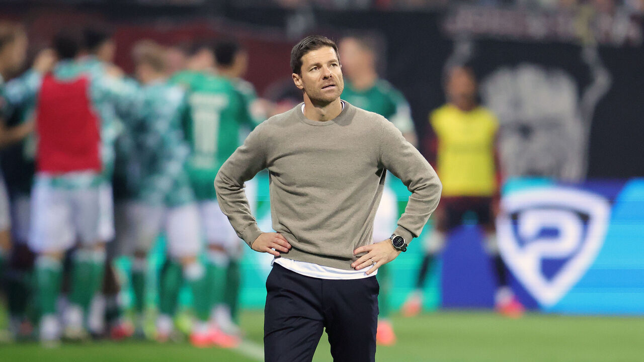 BREMEN, GERMANY - OCTOBER 26: Xabi Alonso Head Coach of Bayer Leverkusen looks disappointed after the second goal against after the Bundesliga match between SV Werder Bremen and Bayer 04 Leverkusen at Weserstadion on October 26, 2024 in Bremen, Germany.