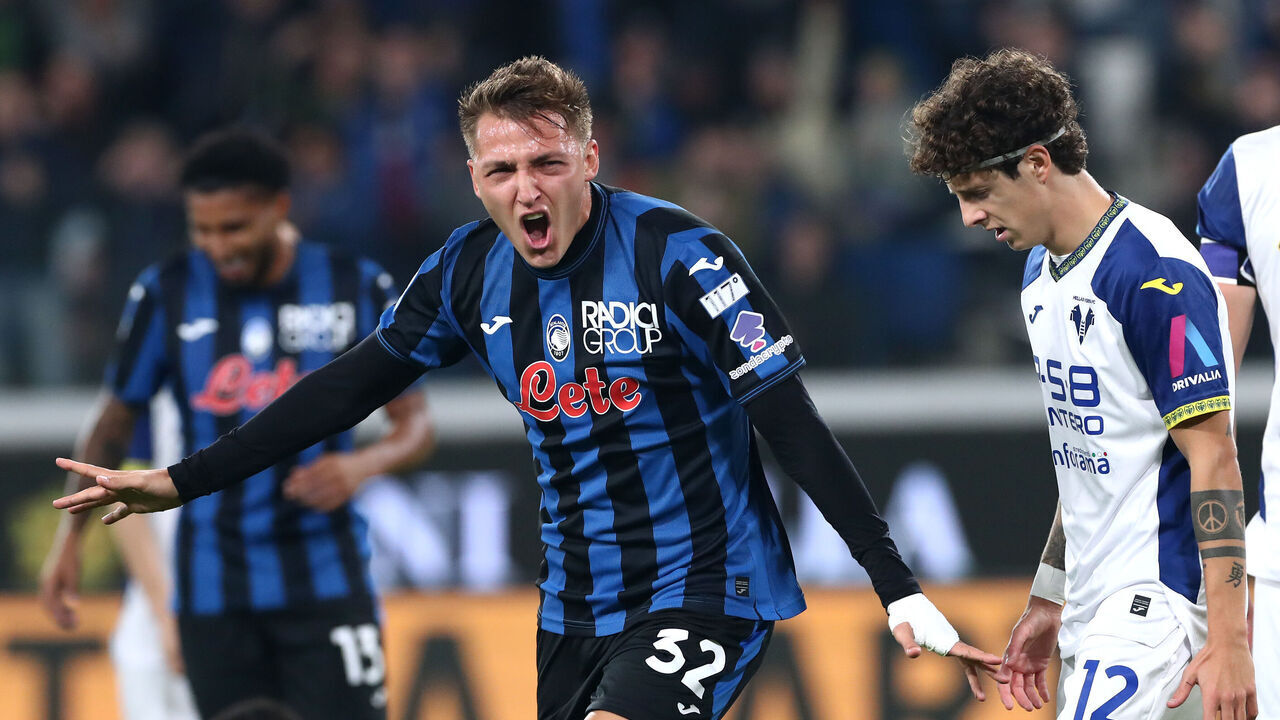BERGAMO, ITALY - OCTOBER 26: Mateo Retegui of Atalanta celebrates scoring his team's second goal during the Serie A match between Atalanta and Verona at Gewiss Stadium on October 26, 2024 in Bergamo, Italy.