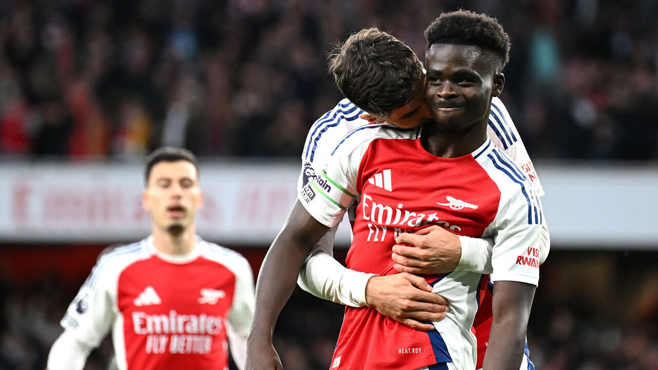 LONDON, ENGLAND - OCTOBER 27: Bukayo Saka of Arsenal celebrates scoring his team's first goal with teammate Kai Havertz during the Premier League match between Arsenal FC and Liverpool FC at Emirates Stadium on October 27, 2024 in London, England.