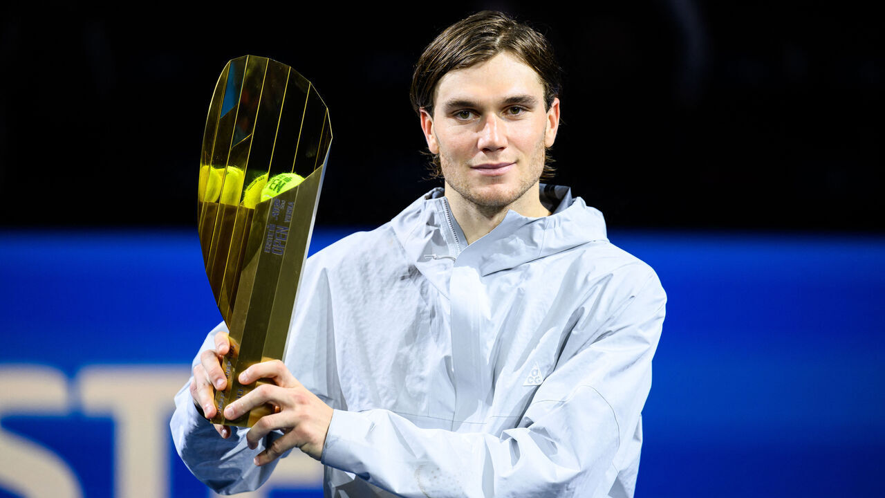 Britain's Jack Draper poses with the trophy after the men's singles final tennis match against Karen Chatschanow at the ATP Vienna Open tennis tournament in Vienna, Austria on October 27, 2024.