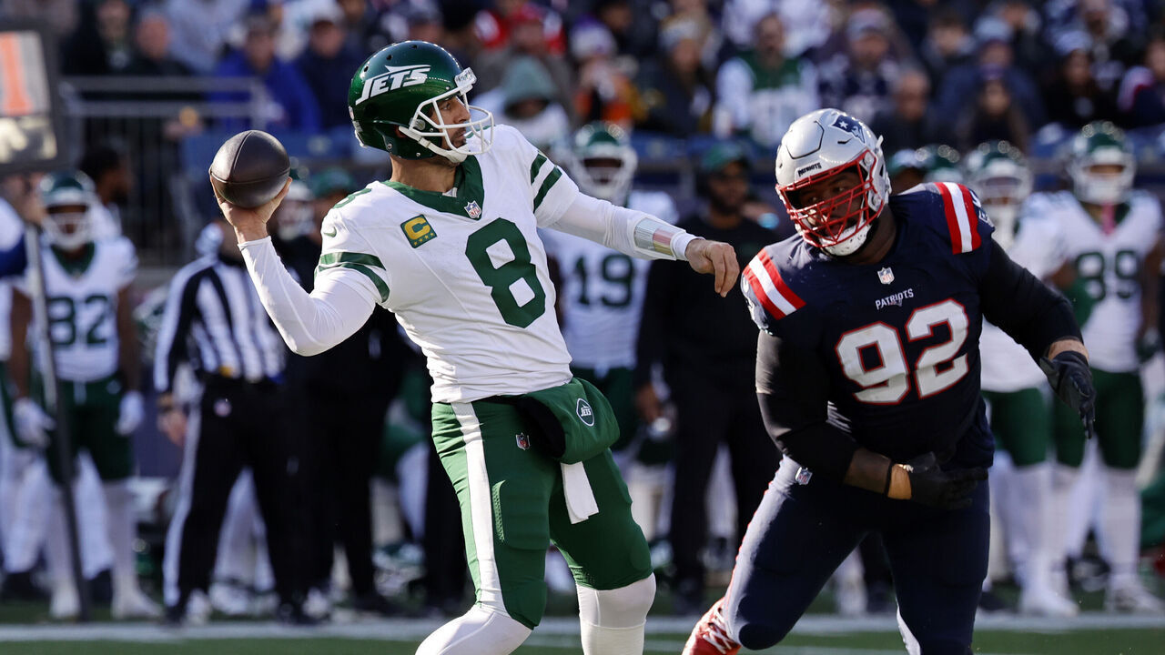 FOXBOROUGH, MA - OCTOBER 27: New York Jets quarterback Aaron Rodgers (8) rears back to throw during a game between the New England Patriots and the New York Jets on October 27, 2024, at Gillette Stadium in Foxborough, Massachusetts.