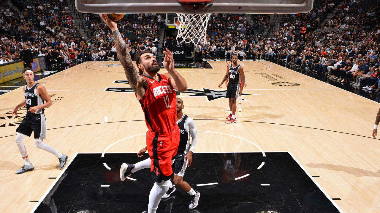SAN ANTONIO, TX - OCTOBER 28: Steven Adams #12 of the Houston Rockets drives to the basket during the game against the San Antonio Spurs on October 28, 2024 at the Frost Bank Center in San Antonio, Texas. Mandatory Copyright Notice: Copyright 2024 NBAE (Photos by Jesse D. Garrabrant/NBAE via Getty Images)