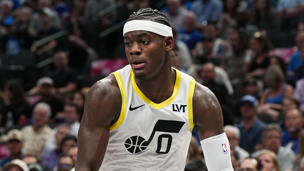 DALLAS, TX - OCTOBER 28: Taylor Hendricks #0 of the Utah Jazz drives to the basket during the game against the Dallas Mavericks on October 28, 2024 at American Airlines Center in Dallas, Texas. Mandatory Copyright Notice: Copyright 2024 NBAE
