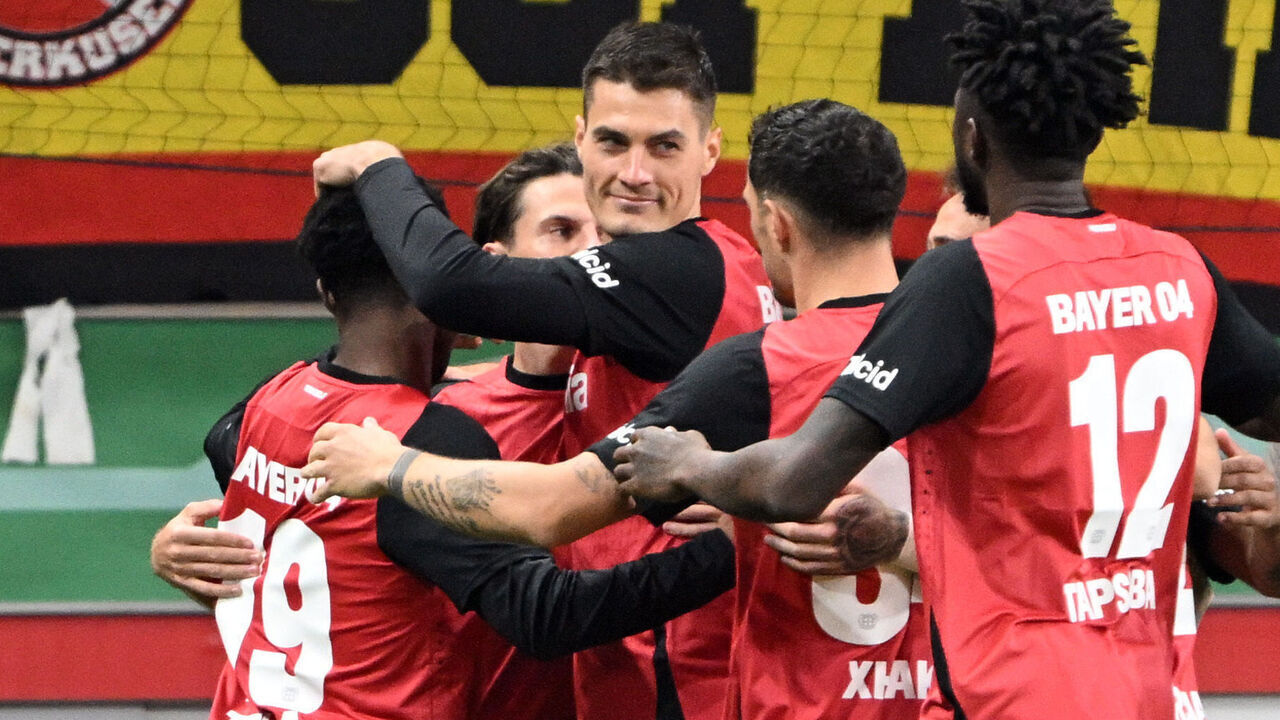 29 October 2024, North Rhine-Westphalia, Leverkusen: Soccer: DFB Cup, Bayer Leverkusen - SV Elversberg, 2nd round, in the BayArena, Leverkusen players celebrate the 1:0 goal by Patrik Schick (M). Photo: Federico Gambarini/dpa - IMPORTANT NOTE: In accordance with the regulations of the DFL German Football League and the DFB German Football Association, it is prohibited to utilize or have utilized photographs taken in the stadium and/or of the match in the form of sequential images and/or video-like photo series.