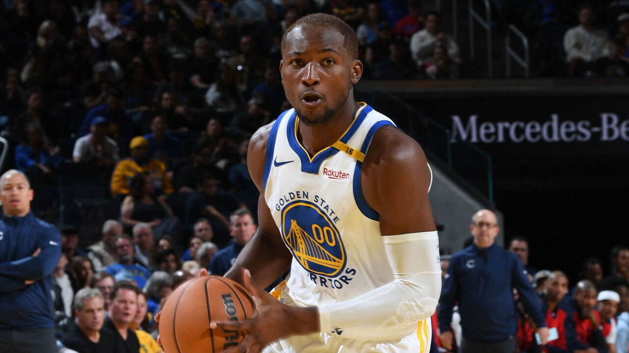 SAN FRANCISCO, CA - OCTOBER 27: Jonathan Kuminga #00 of the Golden State Warriors dribbles the ball during the game against the LA Clippers on October 27, 2024 at Chase Center in San Francisco, California. NOTE TO USER: User expressly acknowledges and agrees that, by downloading and or using this photograph, user is consenting to the terms and conditions of Getty Images License Agreement. Mandatory Copyright Notice: Copyright 2024 NBAE