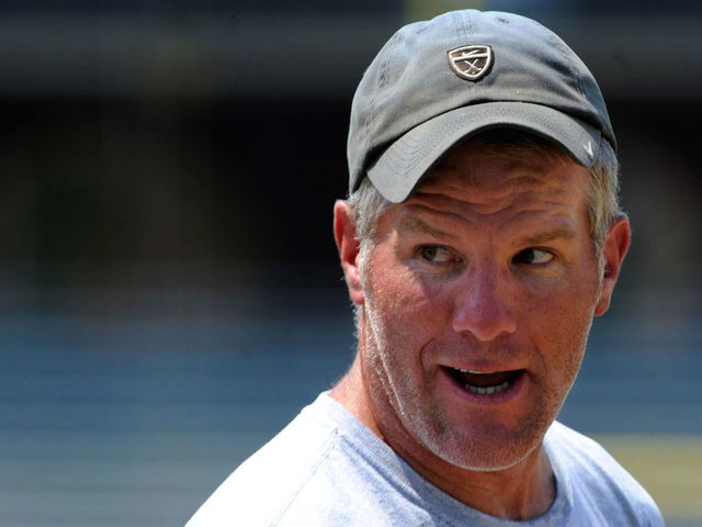 Report: Pederson invites Favre to speak to Eagles before Super Bowl