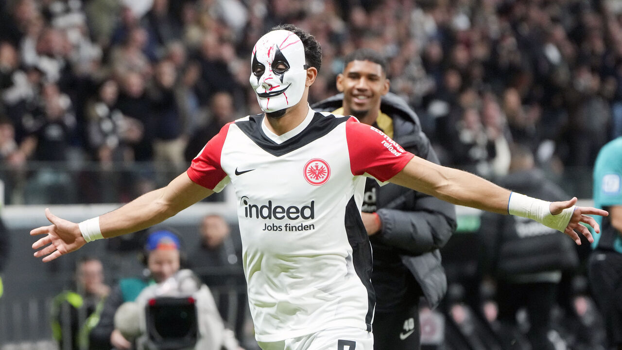 dpatop - 30 October 2024, Hesse, Frankfurt/M.: Soccer: DFB Cup, Eintracht Frankfurt - Bor. Mönchengladbach, 2nd round, Deutsche Bank Park.Frankfurt's Omar Marmoush celebrates after the 2:1. Photo: Thomas Frey/dpa - IMPORTANT NOTE: In accordance with the regulations of the DFL German Football League and the DFB German Football Association, it is prohibited to utilize or have utilized photographs taken in the stadium and/or of the match in the form of sequential images and/or video-like photo series.