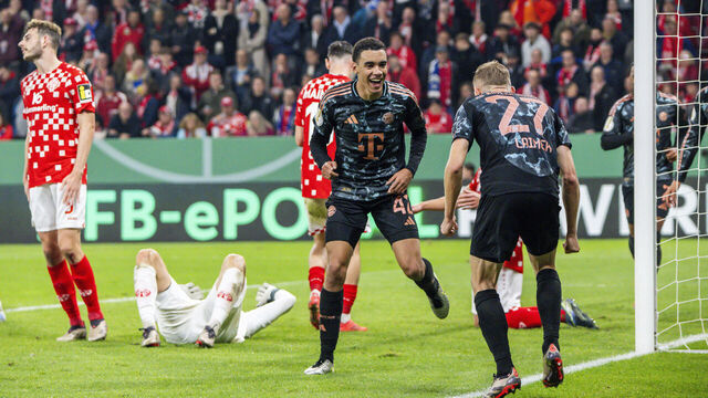 30 October 2024, Rhineland-Palatinate, Mainz: Soccer: DFB Cup, FSV Mainz 05 - Bayern Munich, 2nd round, Mewa Arena. Bayern's Jamal Musiala (M) scores the goal to make it 4:0 and celebrates with his team. Photo: Torsten Silz/dpa - IMPORTANT NOTE: In accordance with the regulations of the DFL German Football League and the DFB German Football Association, it is prohibited to utilize or have utilized photographs taken in the stadium and/or of the match in the form of sequential images and/or video-like photo series.