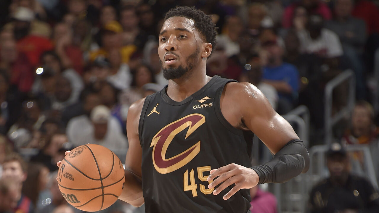 CLEVELAND, OH - OCTOBER 30: Donovan Mitchell #45 of the Cleveland Cavaliers brings the ball up court during the game against the Los Angeles Lakers on October 30, 2024 at Rocket Mortgage FieldHouse in Cleveland, Ohio. NOTE TO USER: User expressly acknowledges and agrees that, by downloading and/or using this Photograph, user is consenting to the terms and conditions of the Getty Images License Agreement. Mandatory Copyright Notice: Copyright 2024 NBAE