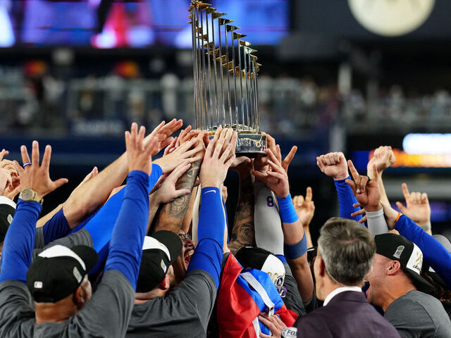 NUEVA YORK, NY - 30 DE OCTUBRE: Los miembros de los Dodgers de Los Ángeles levantan el Trofeo del Comisionado después de que los Dodgers derrotaran a los Yankees de Nueva York en el Juego 5 para asegurar la Serie Mundial 2024 presentada por Capital One en el Yankee Stadium el miércoles 30 de octubre de 2024 en Nueva York, Nueva York.