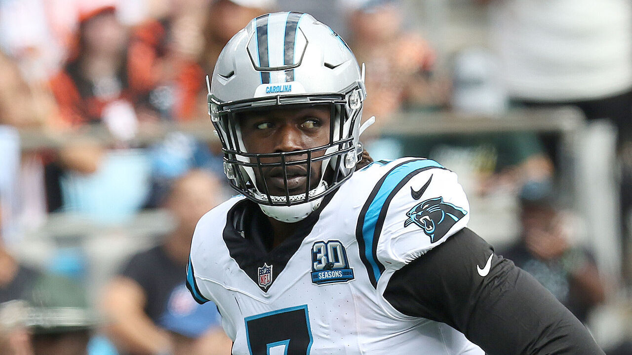 CHARLOTTE, NC - SEPTEMBER 29: Carolina Panthers outside linebacker Jadeveon Clowney (7) during an NFL football game between the Cincinnati Bengals and the Carolina Panthers on September 29, 2024 at Bank of America Stadium in Charlotte N.C.