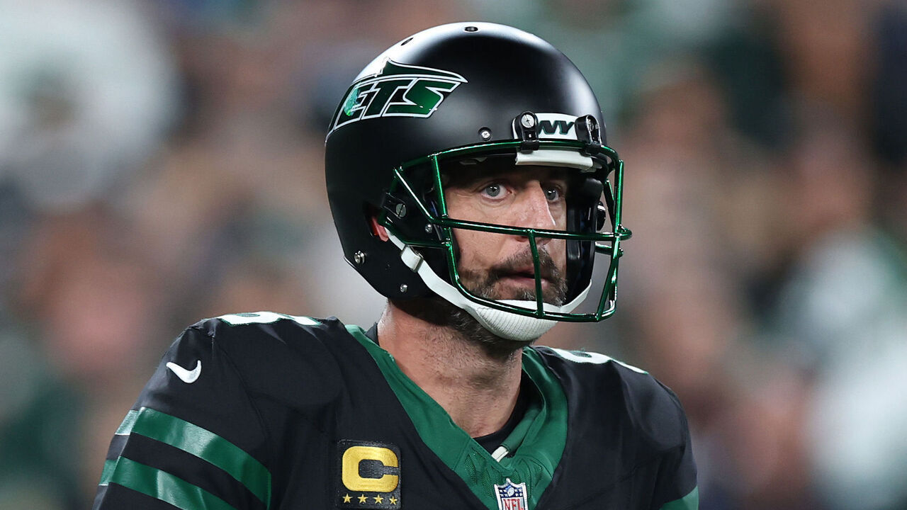 EAST RUTHERFORD, NEW JERSEY - OCTOBER 31: Aaron Rodgers #8 of the New York Jets looks to pass during the first quarter against the Houston Texans at MetLife Stadium on October 31, 2024 in East Rutherford, New Jersey.