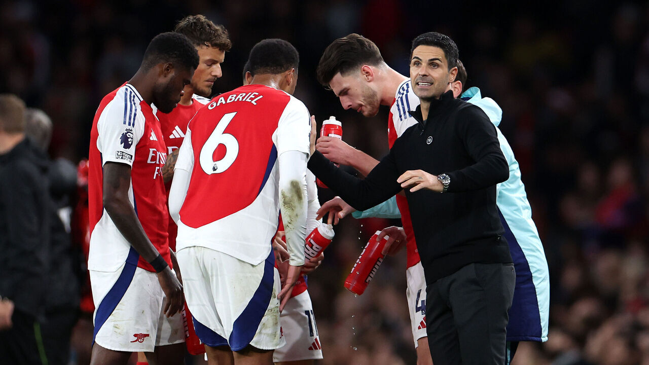 LONDON, ENGLAND - OCTOBER 27: Mikel Arteta, Manager of Arsenal, speaks with his players during the Premier League match between Arsenal FC and Liverpool FC at Emirates Stadium on October 27, 2024 in London, England.