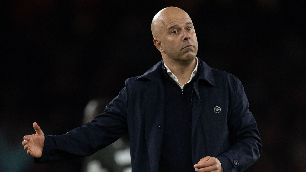 LONDON, ENGLAND - OCTOBER 27: Liverpool FC manager Arne Slot acknowledges the away fans after the Premier League match between Arsenal FC and Liverpool FC at Emirates Stadium on October 27, 2024 in London, England.