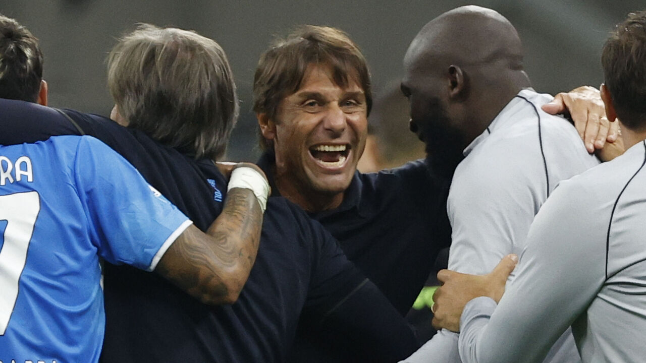 Antonio Conte, coach of Napoli, celebrates at the end of the game with Napoli's Romelu Lukaku during the Serie A soccer match between AC Milan and SSC Napoli at Stadio Meazza in Milan, Italy, on October 29, 2024.