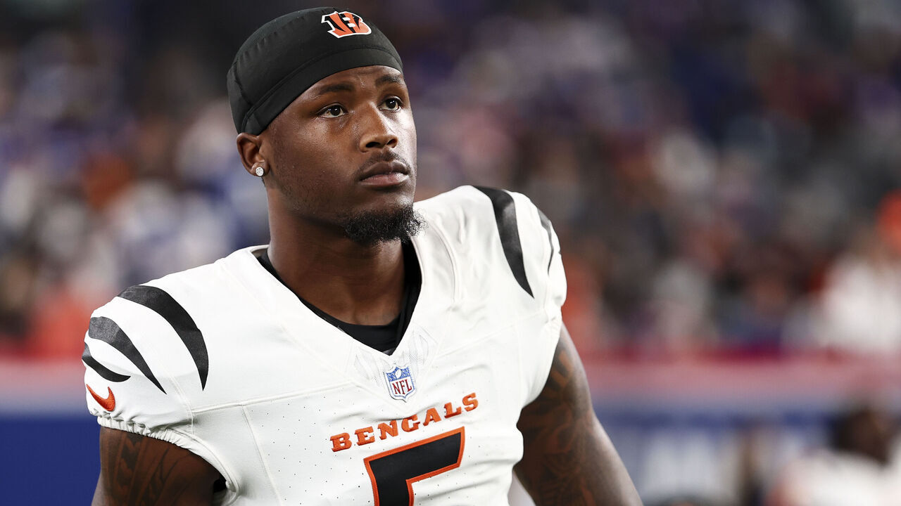 EAST RUTHERFORD, NEW JERSEY - OCTOBER 13: Tee Higgins #5 of the Cincinnati Bengals warms up prior to an NFL game against the New York Giants at MetLife Stadium on October 13, 2024 in East Rutherford, New Jersey.