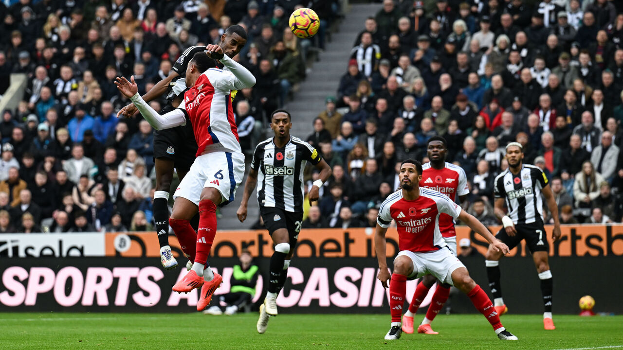 NEWCASTLE UPON TYNE, ENGLAND - NOVEMBER 02: Alexander Isak of Newcastle United (14) scores Newcastle's opening goal during the Premier League match between Newcastle United FC and Arsenal FC at St James' Park on November 02, 2024 in Newcastle upon Tyne, England.