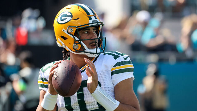 JACKSONVILLE, FLORIDA - OCTOBER 27: Jordan Love #10 of the Green Bay Packers warms up prior to the game against the Jacksonville Jaguars at EverBank Field on October 27, 2024 in Jacksonville, Florida.