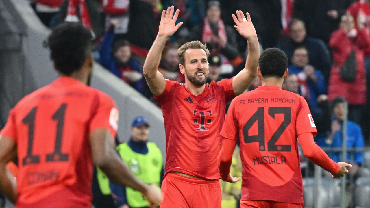 02 November 2024, Bavaria, Munich: Soccer: Bundesliga, Bayern Munich - 1. FC Union Berlin, Matchday 9 at the Allianz Arena. Harry Kane (M) of Munich celebrates his goal for 3:0 with Jamal Musiala (r) and Kingsley Coman. Photo: Sven Hoppe/dpa - IMPORTANT NOTE: In accordance with the regulations of the DFL German Football League and the DFB German Football Association, it is prohibited to utilize or have utilized photographs taken in the stadium and/or of the match in the form of sequential images and/or video-like photo series.