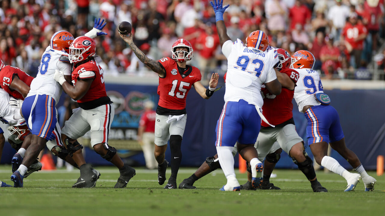 JACKSONVILLE, FL - NOVEMBER 02: Georgia Bulldogs quarterback Carson Beck (15) throws a pass during the game between the Georgia Bulldogs and the Florida Gators on November 2, 2024 at EverBank Stadium in Jacksonville, Fl.