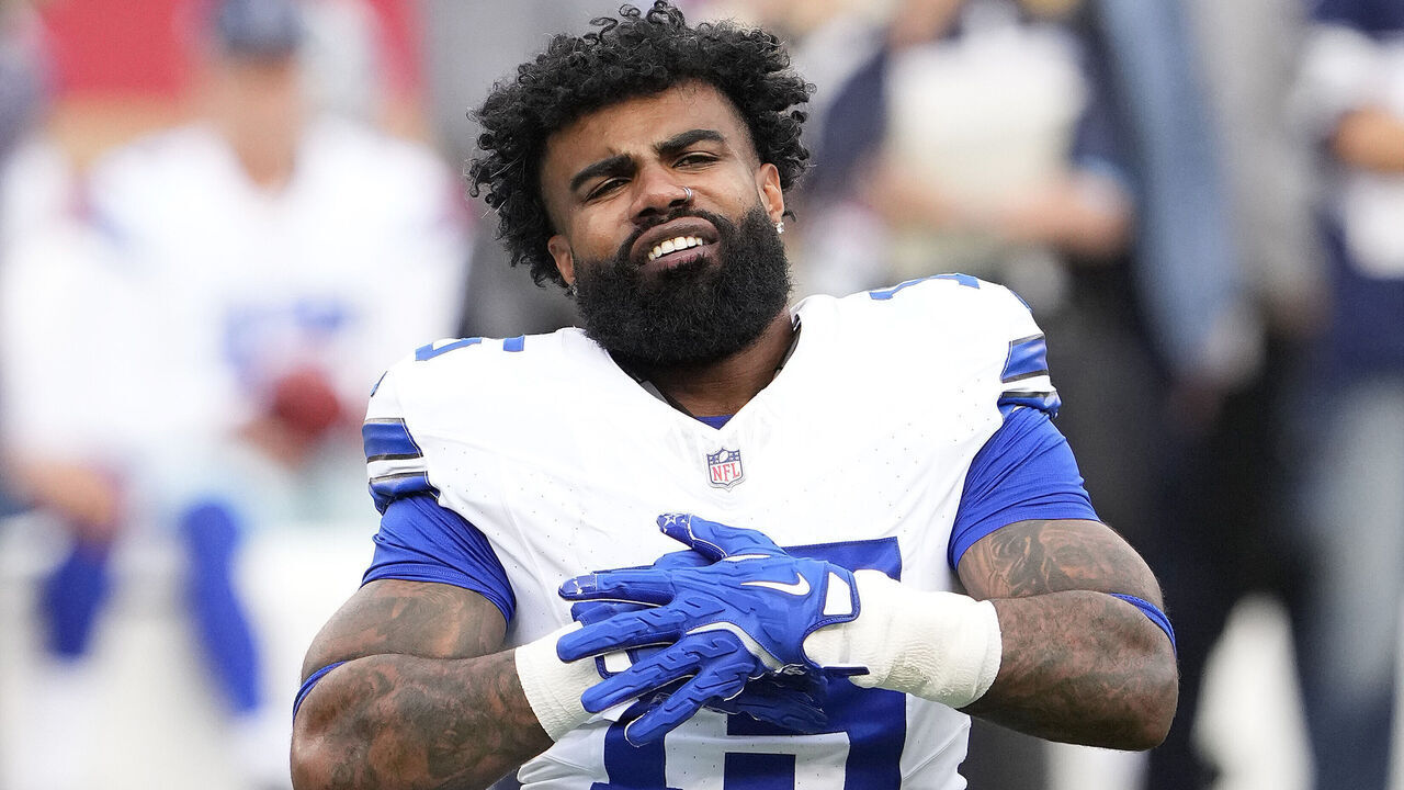 SANTA CLARA, CALIFORNIA - OCTOBER 27: Ezekiel Elliott #15 of the Dallas Cowboys warms up prior to a game against the San Francisco 49ers at Levi's Stadium on October 27, 2024 in Santa Clara, California.