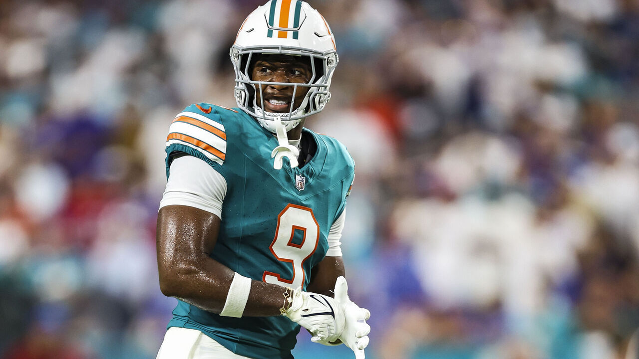MIAMI GARDENS, FL - SEPTEMBER 12: Jonnu Smith #9 of the Miami Dolphins lines up before the snap during an NFL football game against the Buffalo Bills at Hard Rock Stadium on September 12, 2024 in Miami Gardens, FL.
