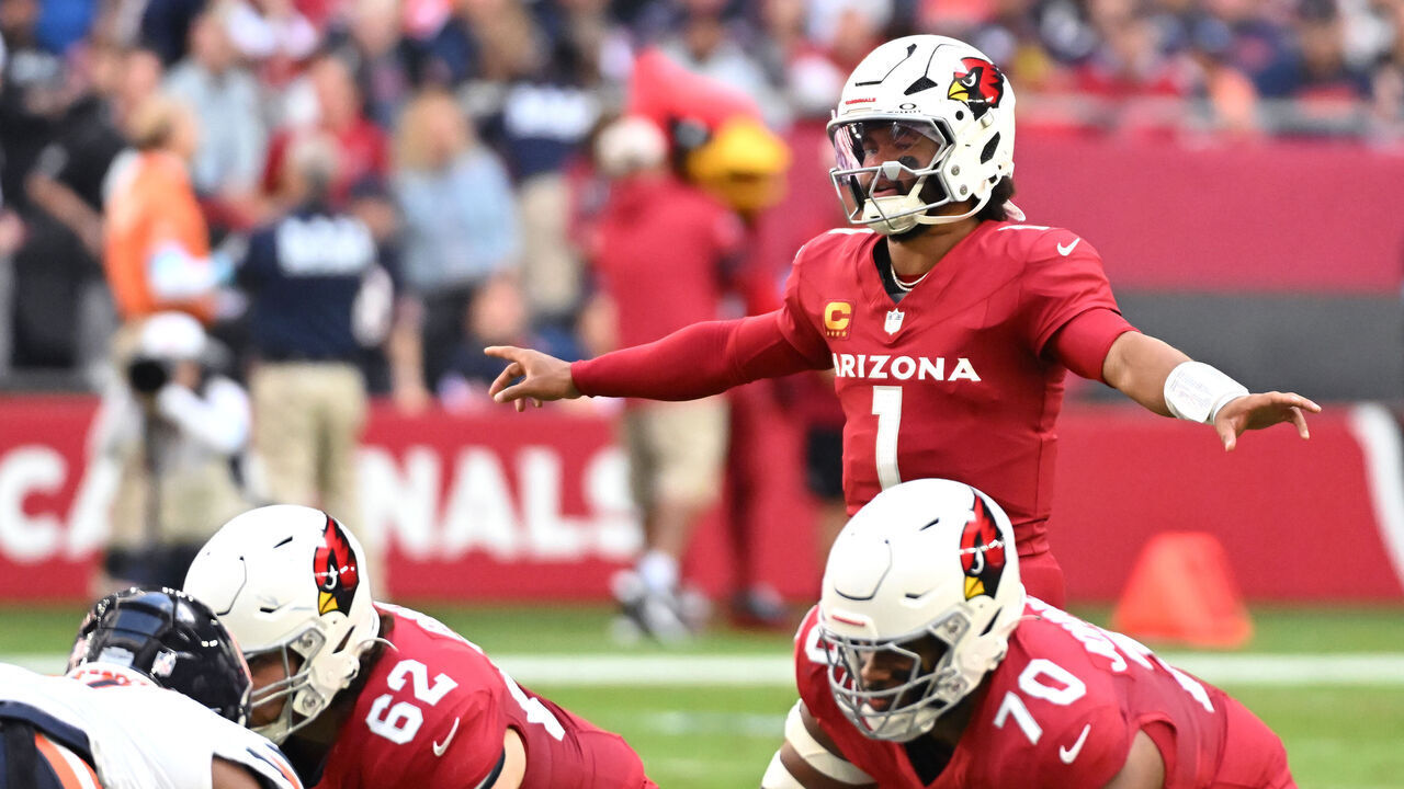 GLENDALE, ARIZONA - NOVEMBER 03: Kyler Murray #1 of the Arizona Cardinals calls a play at the line in the first quarter of a game against the Chicago Bears at State Farm Stadium on November 03, 2024 in Glendale, Arizona.