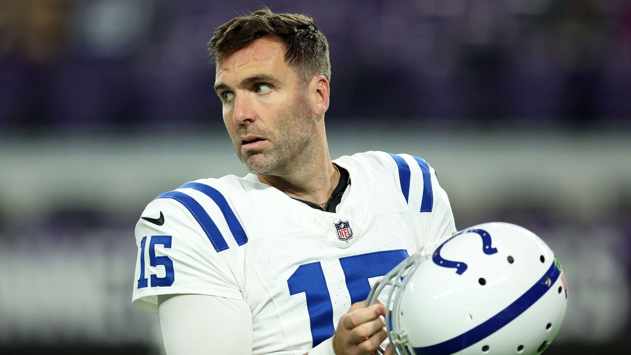 MINNEAPOLIS, MINNESOTA - NOVEMBER 03: Joe Flacco #15 of the Indianapolis Colts looks on prior to the game against the Minnesota Vikings at U.S. Bank Stadium on November 03, 2024 in Minneapolis, Minnesota.