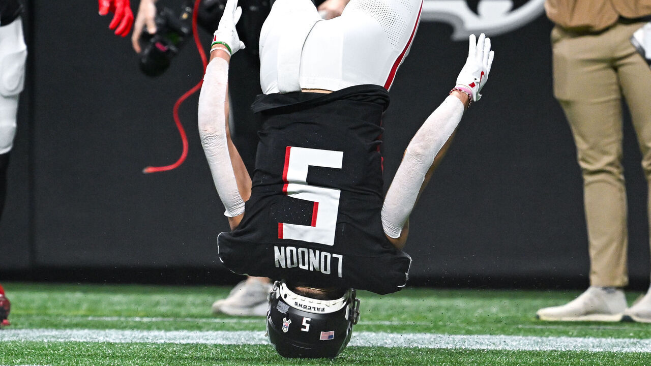 ATLANTA, GA NOVEMBER 03: Atlanta wide receiver Drake London (5) stands on his head after scoring a touchdown during the NFL game between the Dallas Cowboys and the Atlanta Falcons on November 3rd, 2024 at Mercedes-Benz Stadium in Atlanta, GA.