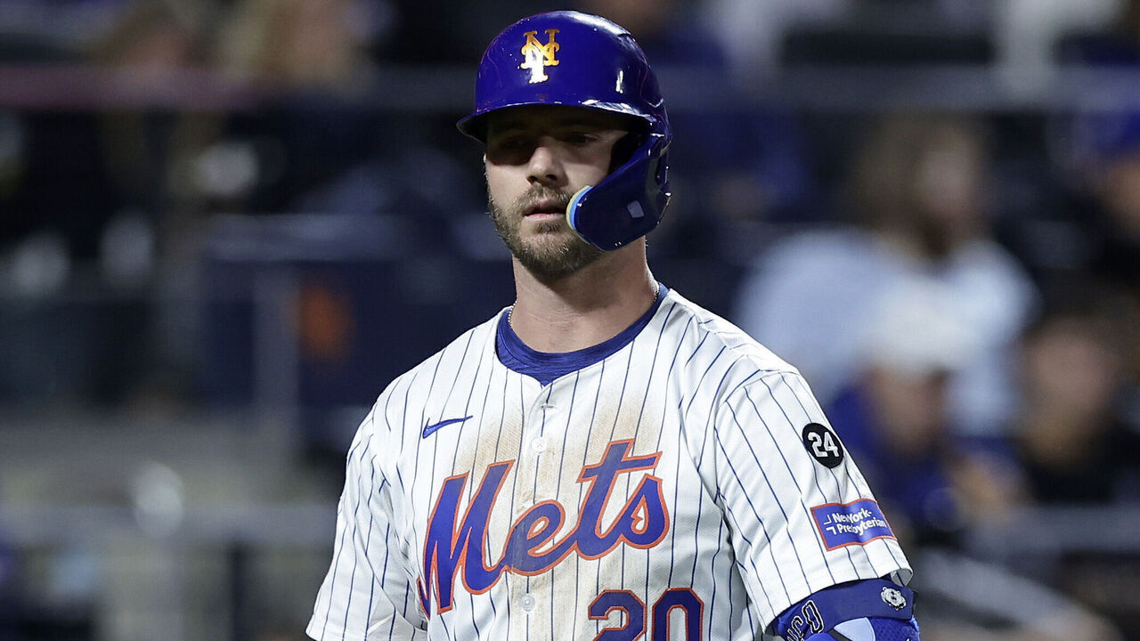NEW YORK, NEW YORK - SEPTEMBER 22: Pete Alonso #20 of the New York Mets in action against the Philadelphia Phillies at Citi Field on September 22, 2024 in New York City. The Mets defeated the Phillies 2-1.
