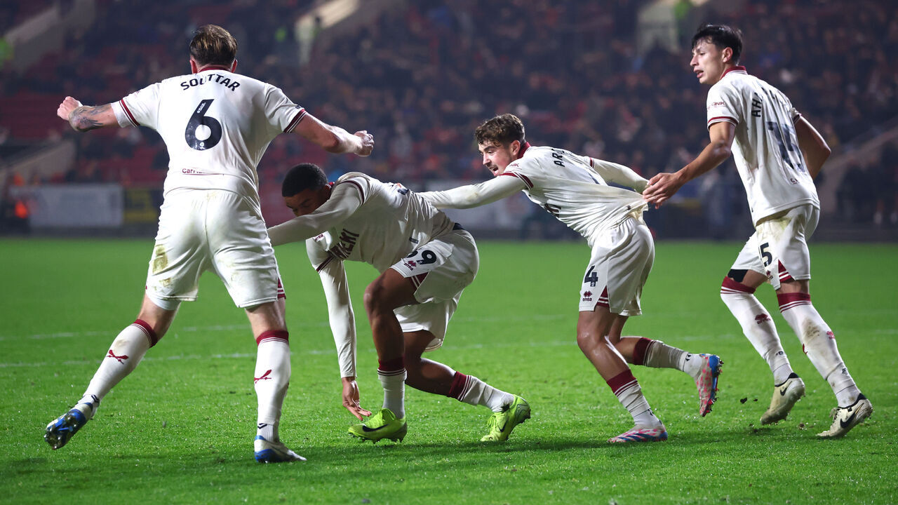 BRISTOL, ENGLAND - NOVEMBER 05: Ryan One of Sheffield United celebrates the team's first goal with teammates during the Sky Bet Championship match between Bristol City FC and Sheffield United FC at Ashton Gate on November 05, 2024 in Bristol, England.