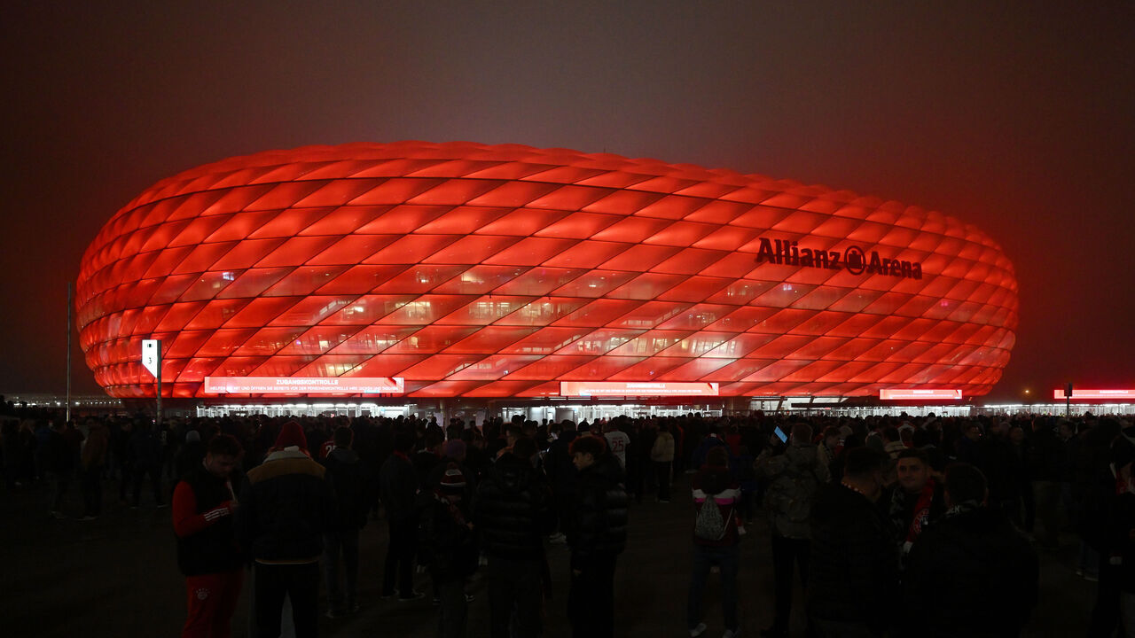 06 November 2024, Bavaria, Munich: Soccer: Champions League, Bayern Munich - Benfica Lisbon, preliminary round, matchday 4, Allianz Arena, fans stream to the stadium before the game. Photo: Sven Hoppe/dpa