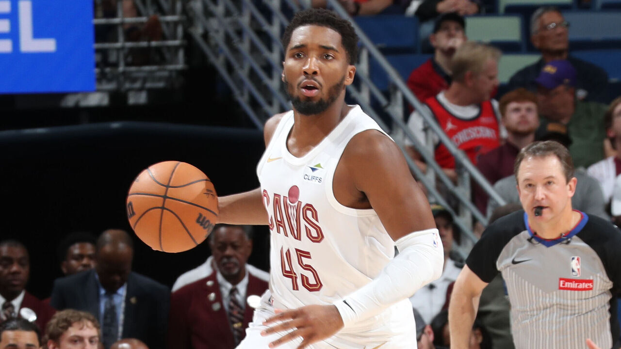 NEW ORLEANS, LA - NOVEMBER 6: Donovan Mitchell #45 of the Cleveland Cavaliers dribbles the ball during the game against the New Orleans Pelicans on November 6, 2024 at the Smoothie King Center in New Orleans, Louisiana. Mandatory Copyright Notice: Copyright 2024 NBAE