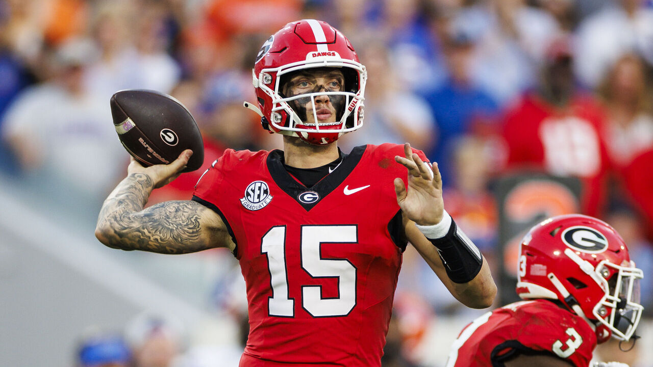 JACKSONVILLE, FLORIDA - NOVEMBER 02: Carson Beck #15 of the Georgia Bulldogs throws a pass during the first half of a game against the Florida Gators at EverBank Stadium on November 02, 2024 in Jacksonville, Florida.