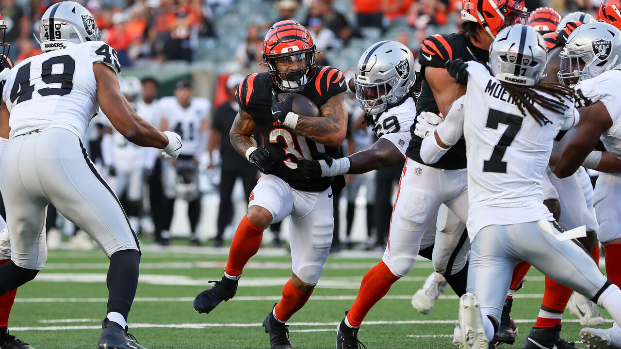 CINCINNATI, OH - NOVEMBER 03: Cincinnati Bengals running back Chase Brown (30) carries the ball during the game against the Las Vegas Raiders and the Cincinnati Bengals on November 3, 2024, at Paycor Stadium in Cincinnati, OH.