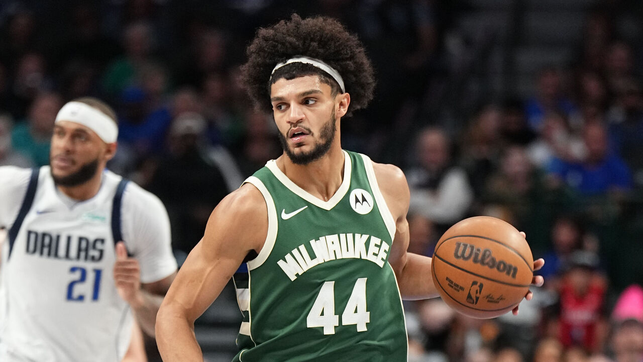 DALLAS, TX - OCTOBER 17: Andre Jackson Jr. #44 of the Milwaukee Bucks dribbles the ball during the game against the Dallas Mavericks during a NBA preseason game on October 17, 2024 at American Airlines Center in Dallas, Texas. Mandatory Copyright Notice: Copyright 2024 NBAE